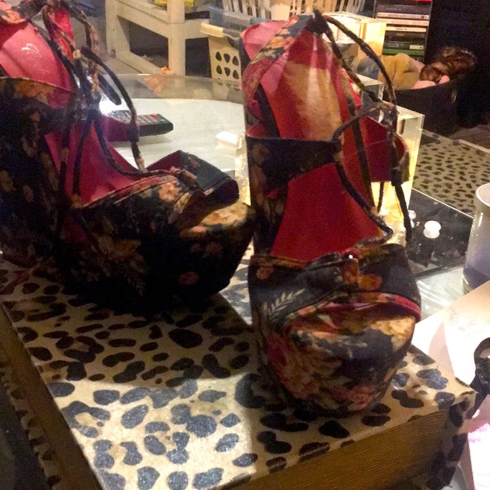 Gorgeous tie up the ankle platforms